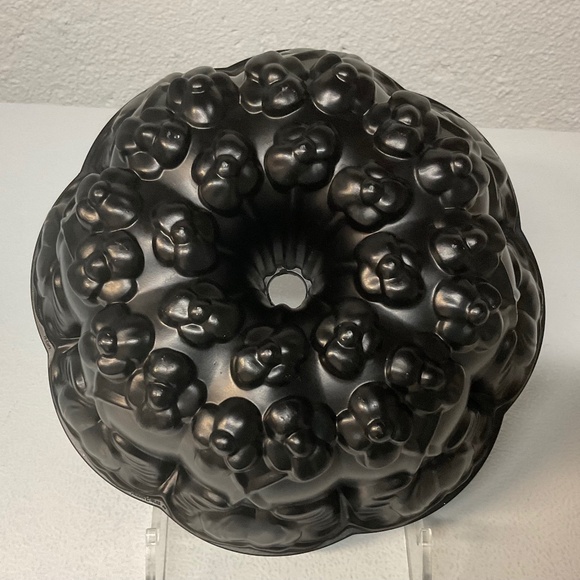 Nordic Ware Violet Flower Bundt Cake Pan Williams Sonoma 10 Cup USA Retired - Picture 1 of 7
